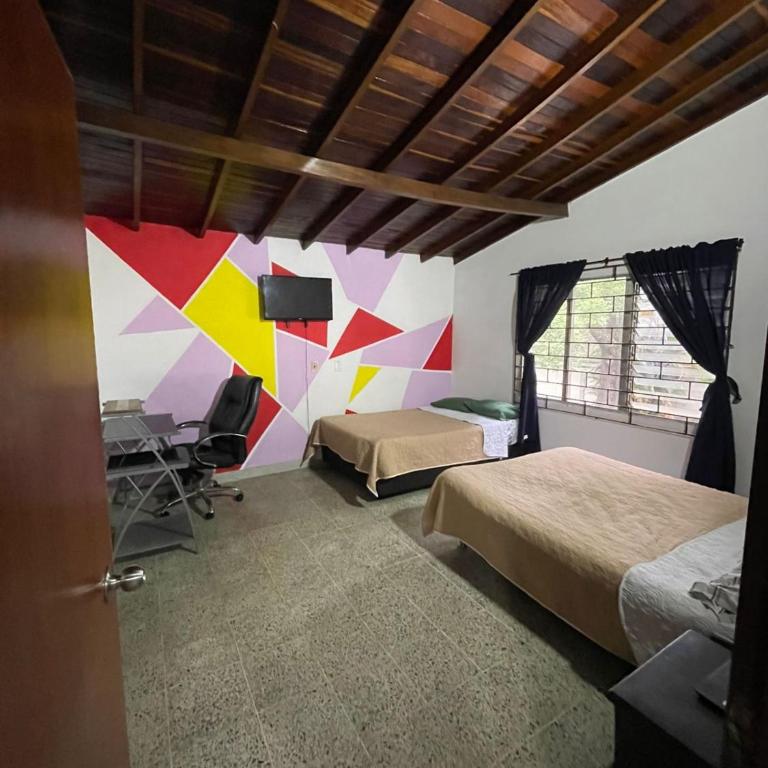 Hostel Urban City Medellin - Habitación Cuádruple Económica con baño compartido - 1