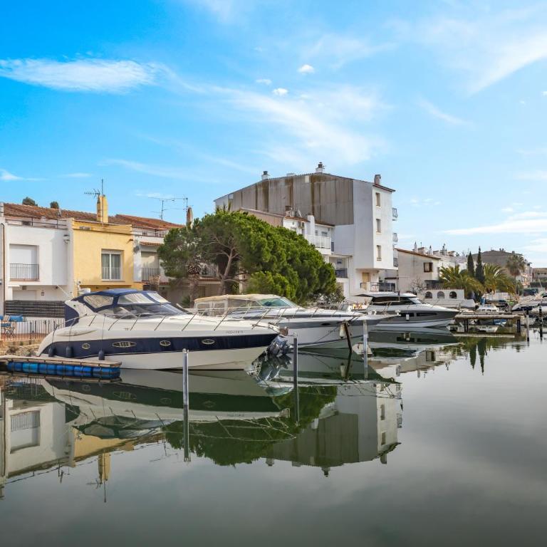 Centro Empuriabrava Luminosa Casa en el Canal - Casa de 3 dormitorios - 30