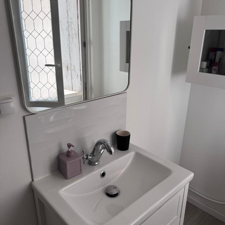 Le Farges-Chambre en colocation-Appartement partagé à 3min de La Gare ST Roch-LaConciergerieByNina - Double Room with Balcony - 4