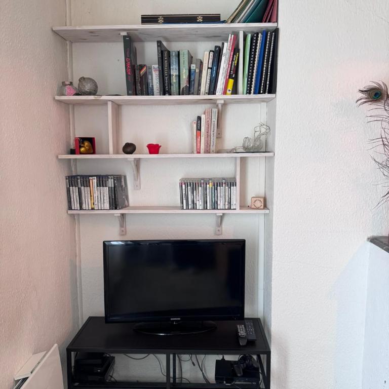 Le Farges-Chambre en colocation-Appartement partagé à 3min de La Gare ST Roch-LaConciergerieByNina - Double Room with Balcony - 5