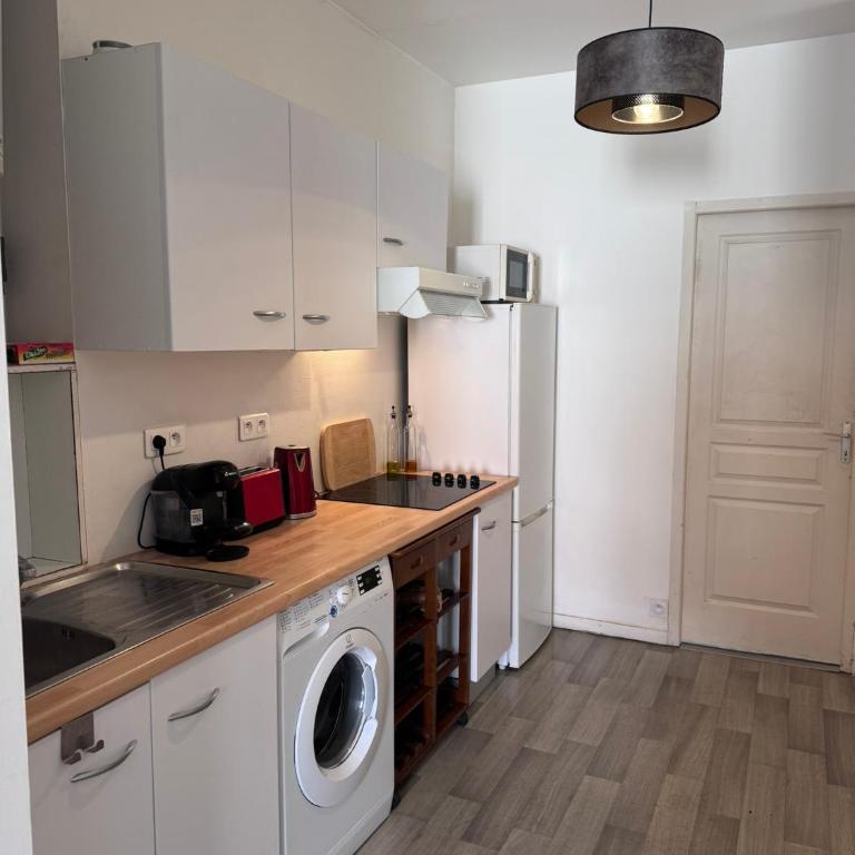 Le Farges-Chambre en colocation-Appartement partagé à 3min de La Gare ST Roch-LaConciergerieByNina - Double Room with Balcony - 9