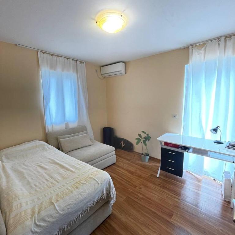 Olive Hill Home - Three-Bedroom House - 4