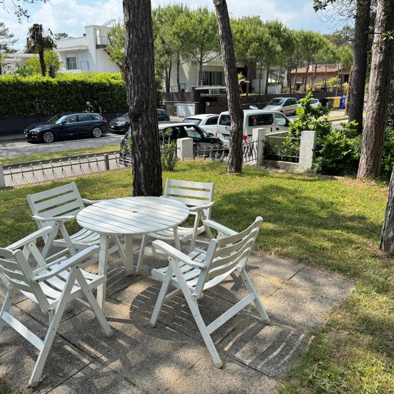 Giardino privato e tranquillo con parcheggio incluso - Appartamento con 2 Camere da Letto - 1