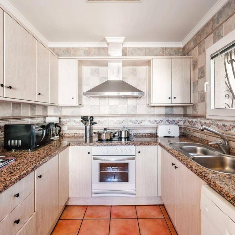 Villa Seniola by Villa Plus - Villa - 13