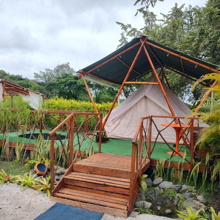 La Villa Glamping - Habitación con cama grande y vistas al jardín - 1