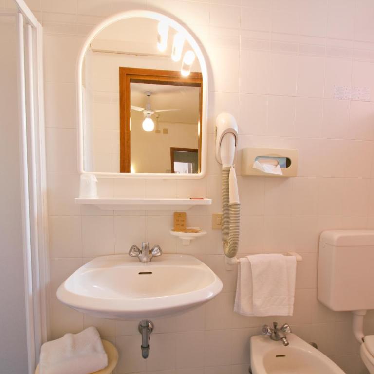 Hotel Desiree - Doppelzimmer mit Balkon - 8