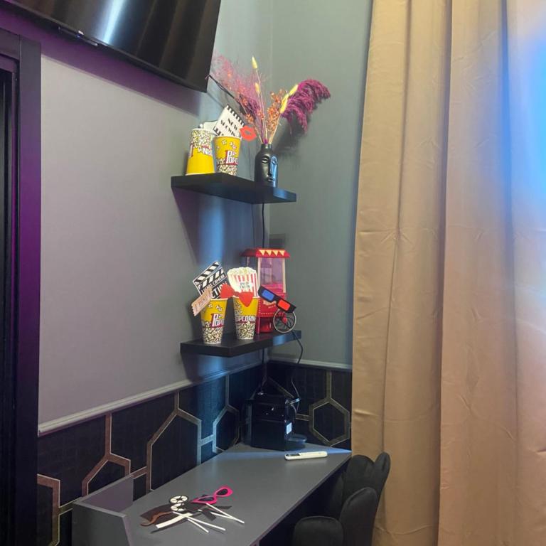 One of one Experiences - CINEMA ROOM - Double Room with Private Bathroom - 5