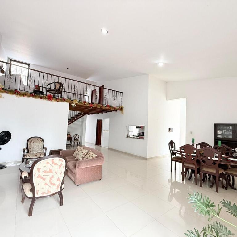 Casa con aires y agua caliente por mall Chipichape Cali - Casa de 5 dormitorios - 17