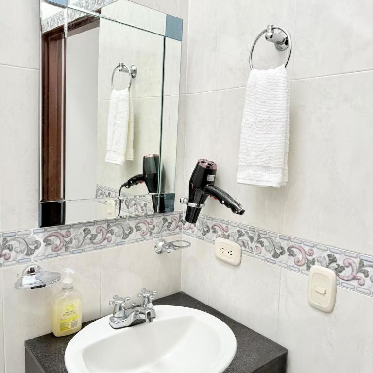 Casa con aires y agua caliente por mall Chipichape Cali - Casa de 5 dormitorios - 39