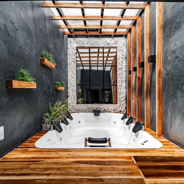 Hotel One Lleras - Four-Bedroom Deluxe Apartment - 11