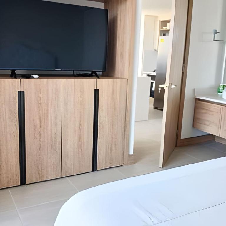 “Luxury Top Floor with Direct Beach Access” - One-Bedroom Apartment with Balcony - 7