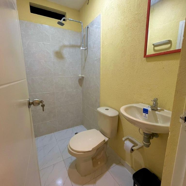 Casa Hostel Agarj - Habitación Familiar con baño privado - 5