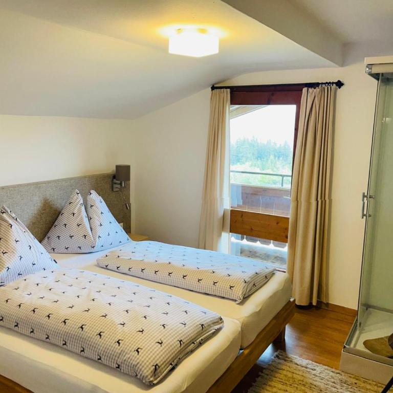 Berghotel Breitmoos - Double Room with Balcony, Shower in Room and Shared Toilet - 1