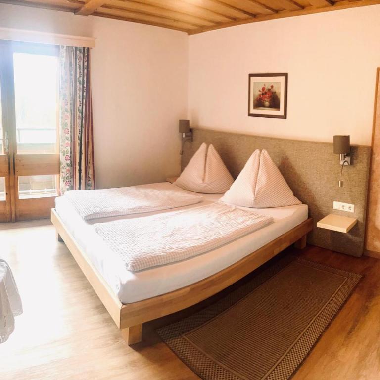Berghotel Breitmoos - Doppelzimmer mit Balkon und Gemeinschaftsbad - 1