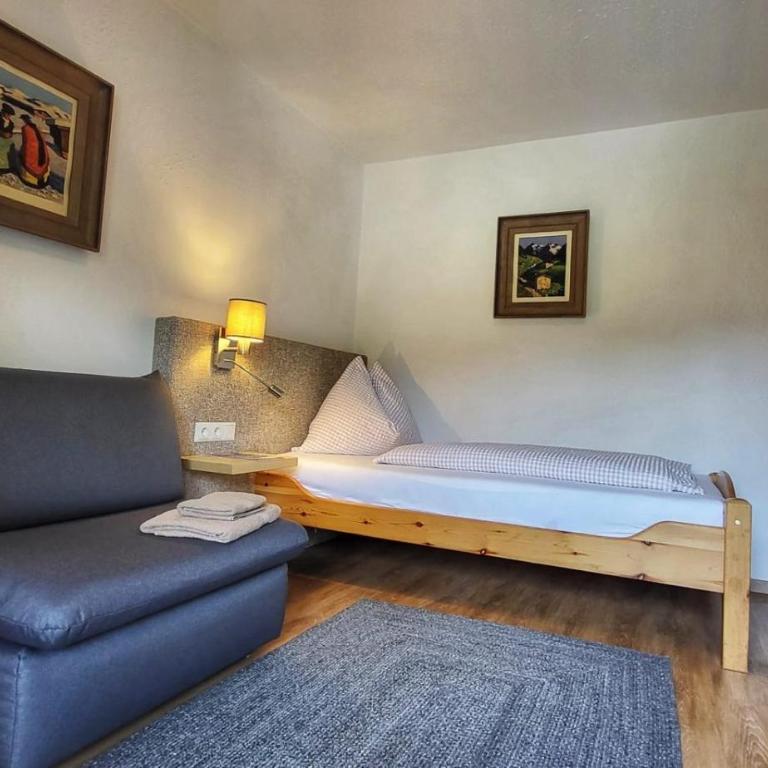 Berghotel Breitmoos - Single Room with Balcony, Shower in Room and Shared Toilet - 1