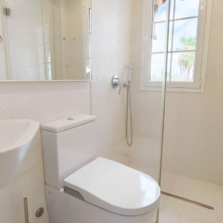 Luminoso apartamento con piscina y aparcamiento - Apartamento de 2 dormitorios con vistas al mar - 20