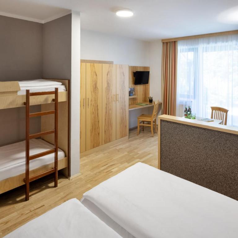 JUFA Hotel Bruck an der Mur - im Weitental - Self Check-in - Vierbettzimmer - 9