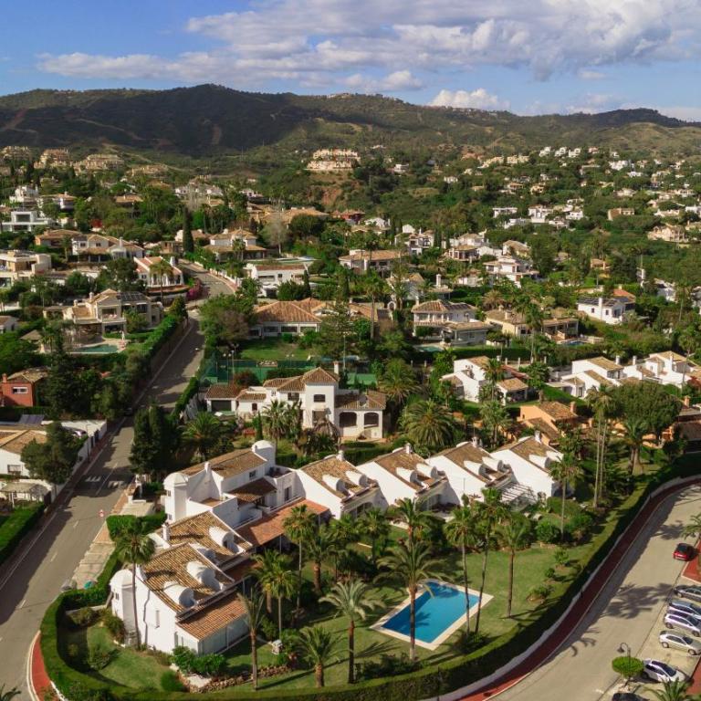 2 storey townhouse with large terrace garden, BBQ and close to the beach, in Elviria, Marbella - Apartamento de 2 dormitorios - 46