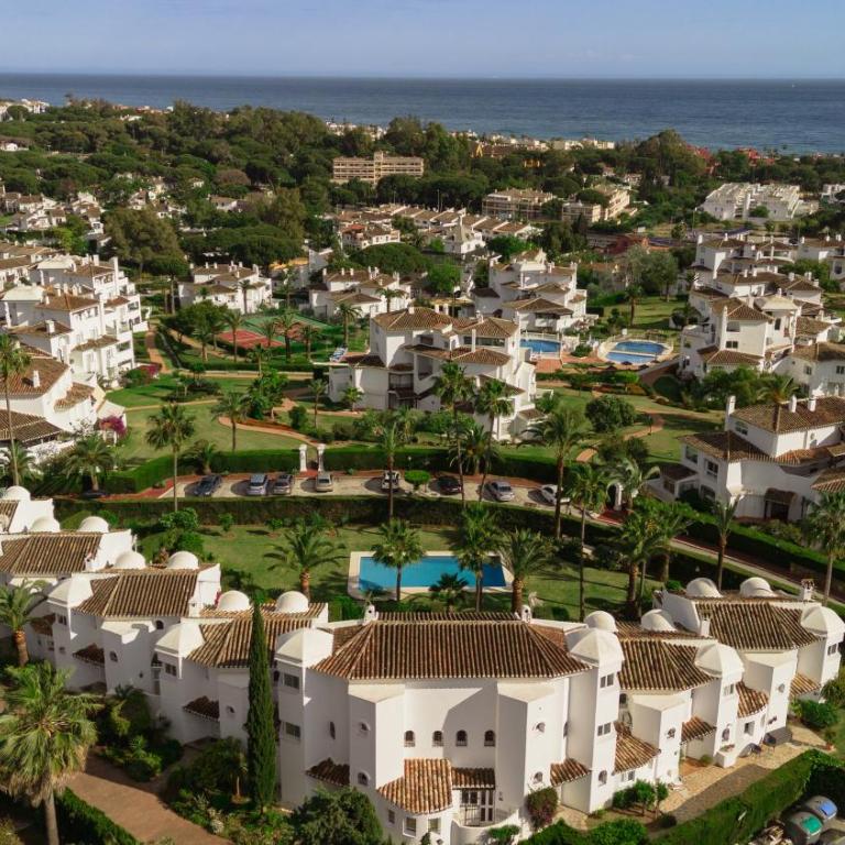 2 storey townhouse with large terrace garden, BBQ and close to the beach, in Elviria, Marbella - Apartamento de 2 dormitorios - 2