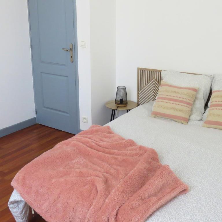 Appartement rénové 2 chambres 55m2 Parking Privé et Wifi - Apartment - 15