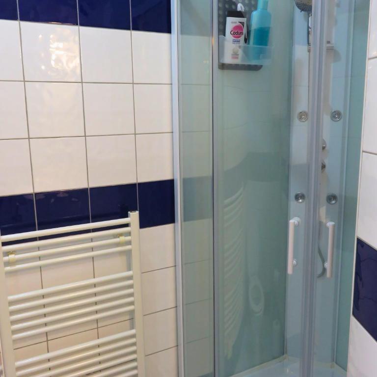 Appartement rénové 2 chambres 55m2 Parking Privé et Wifi - Apartment - 21