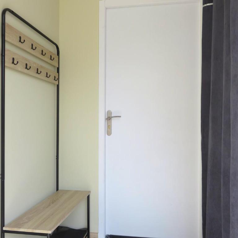 Appartement rénové 2 chambres 55m2 Parking Privé et Wifi - Apartment - 24