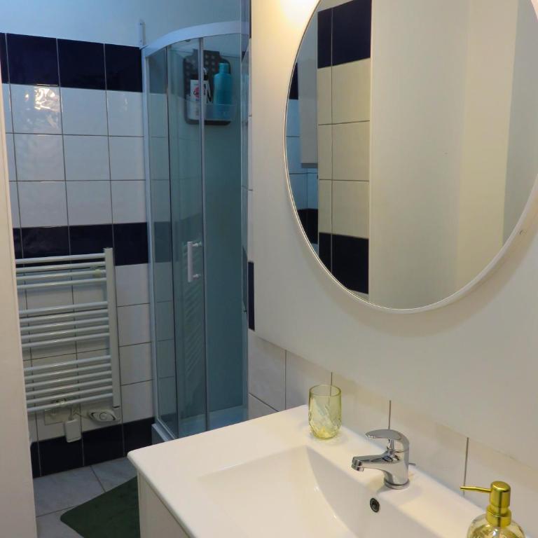 Appartement rénové 2 chambres 55m2 Parking Privé et Wifi - Apartment - 20