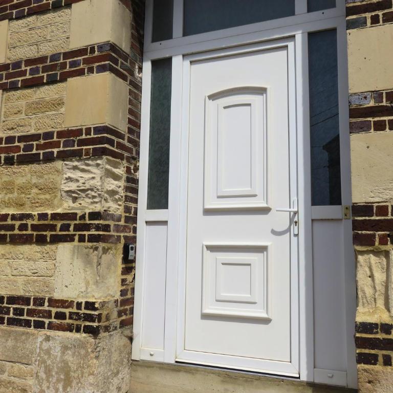 Appartement rénové 2 chambres 55m2 Parking Privé et Wifi - Apartment - 25