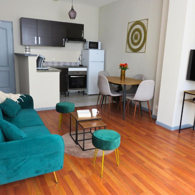 Appartement rénové 2 chambres 55m2 Parking Privé et Wifi - Apartment - 2