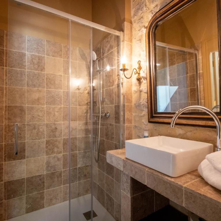 Les charpentes des communs du Château du Sollier - Charme Calme Confort Climatisation à 5mn de la sortie 7 Bourges A71 parking gratuit privé, Panette collection - Chambre Double - Vue sur Jardin - 3