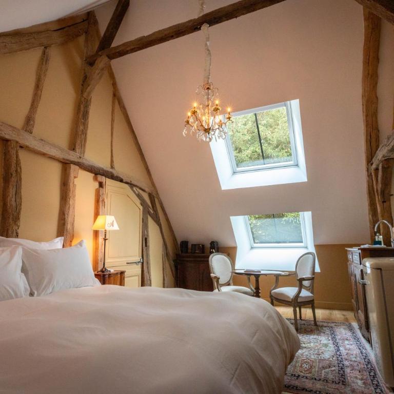 Les charpentes des communs du Château du Sollier - Charme Calme Confort Climatisation à 5mn de la sortie 7 Bourges A71 parking gratuit privé, Panette collection - Chambre Double - Vue sur Jardin - 2