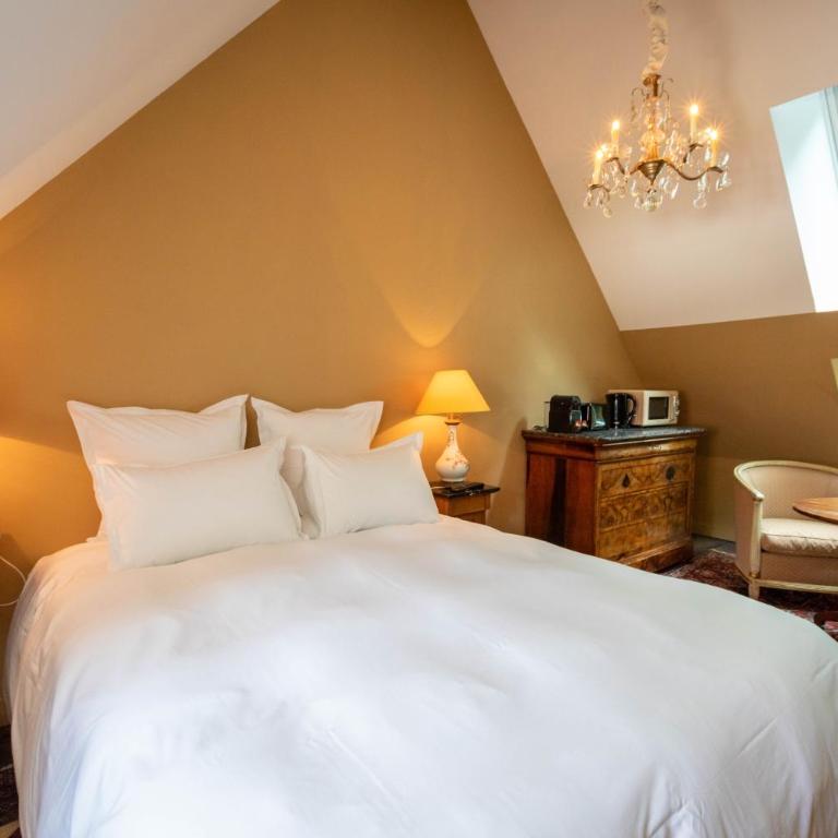 Les charpentes des communs du Château du Sollier - Charme Calme Confort Climatisation à 5mn de la sortie 7 Bourges A71 parking gratuit privé, Panette collection - Chambre Double - Vue sur Jardin - 5