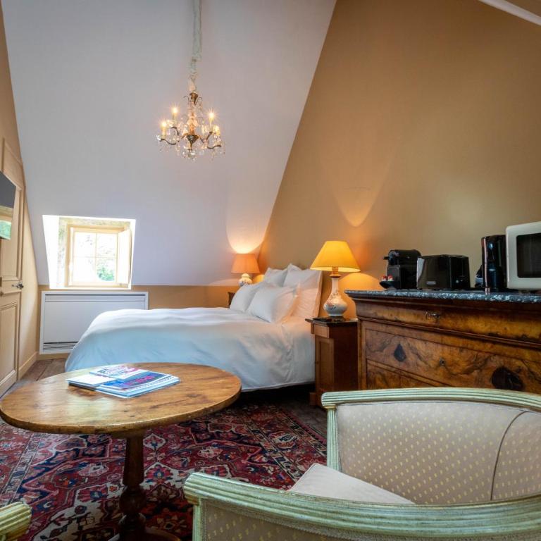 Les charpentes des communs du Château du Sollier - Charme Calme Confort Climatisation à 5mn de la sortie 7 Bourges A71 parking gratuit privé, Panette collection - Chambre Double - Vue sur Jardin - 2