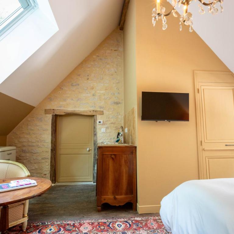Les charpentes des communs du Château du Sollier - Charme Calme Confort Climatisation à 5mn de la sortie 7 Bourges A71 parking gratuit privé, Panette collection - Chambre Double - Vue sur Jardin - 4