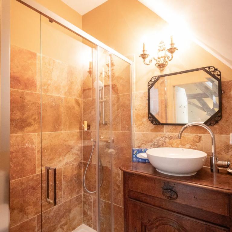 Les charpentes des communs du Château du Sollier - Charme Calme Confort Climatisation à 5mn de la sortie 7 Bourges A71 parking gratuit privé, Panette collection - Chambre Double Standard - 2
