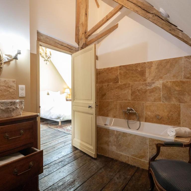 Les charpentes des communs du Château du Sollier - Charme Calme Confort Climatisation à 5mn de la sortie 7 Bourges A71 parking gratuit privé, Panette collection - Chambre Double Deluxe avec Baignoire - 3