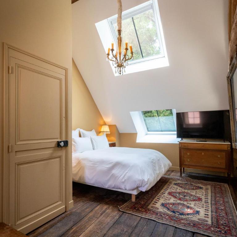 Les charpentes des communs du Château du Sollier - Charme Calme Confort Climatisation à 5mn de la sortie 7 Bourges A71 parking gratuit privé, Panette collection - Chambre Double Deluxe avec Baignoire - 2