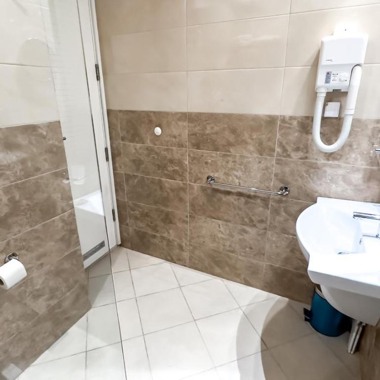 Hotel Slovenska Plaza - Standardna Dvokrevetna Soba sa Bračnim Krevetom/Zasebnim Krevetima i Balkonom - 5