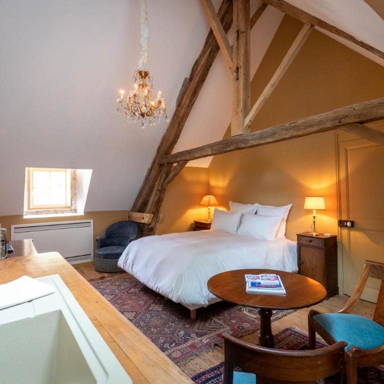 Les charpentes des communs du Château du Sollier - Charme Calme Confort Climatisation à 5mn de la sortie 7 Bourges A71 parking gratuit privé, Panette collection - Chambre Double Standard - 6