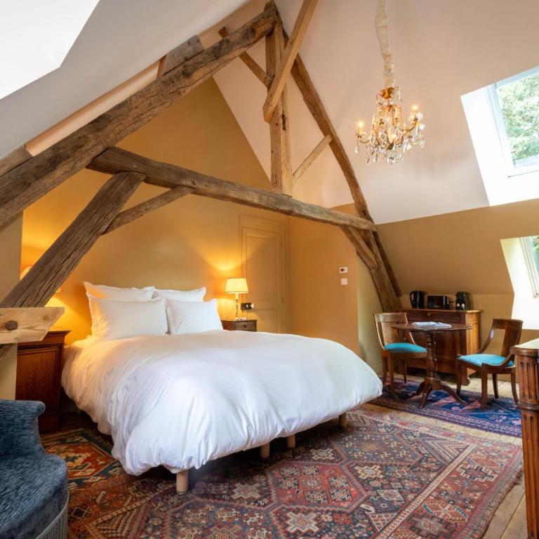 Les charpentes des communs du Château du Sollier - Charme Calme Confort Climatisation à 5mn de la sortie 7 Bourges A71 parking gratuit privé, Panette collection - Chambre Double Standard - 5