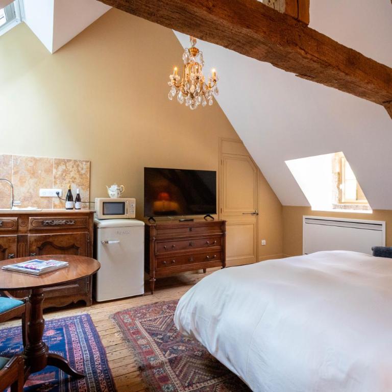 Les charpentes des communs du Château du Sollier - Charme Calme Confort Climatisation à 5mn de la sortie 7 Bourges A71 parking gratuit privé, Panette collection - Chambre Double Standard - 4