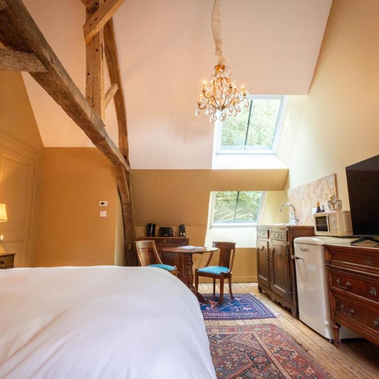 Les charpentes des communs du Château du Sollier - Charme Calme Confort Climatisation à 5mn de la sortie 7 Bourges A71 parking gratuit privé, Panette collection - Chambre Double Standard - 3