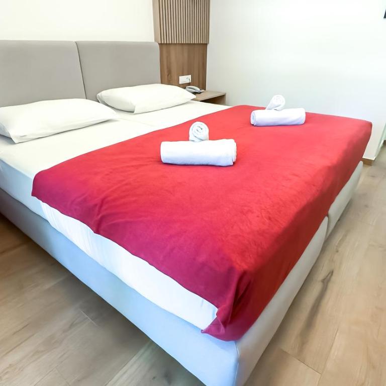 Hotel Slovenska Plaza - Premium Twin Room with Balcony - 6