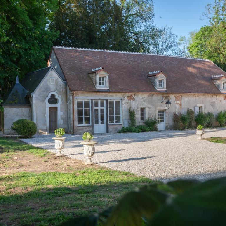 Les charpentes des communs du Château du Sollier - Charme Calme Confort Climatisation à 5mn de la sortie 7 Bourges A71 parking gratuit privé, Panette collection - Chambre Double - Vue sur Jardin - 1