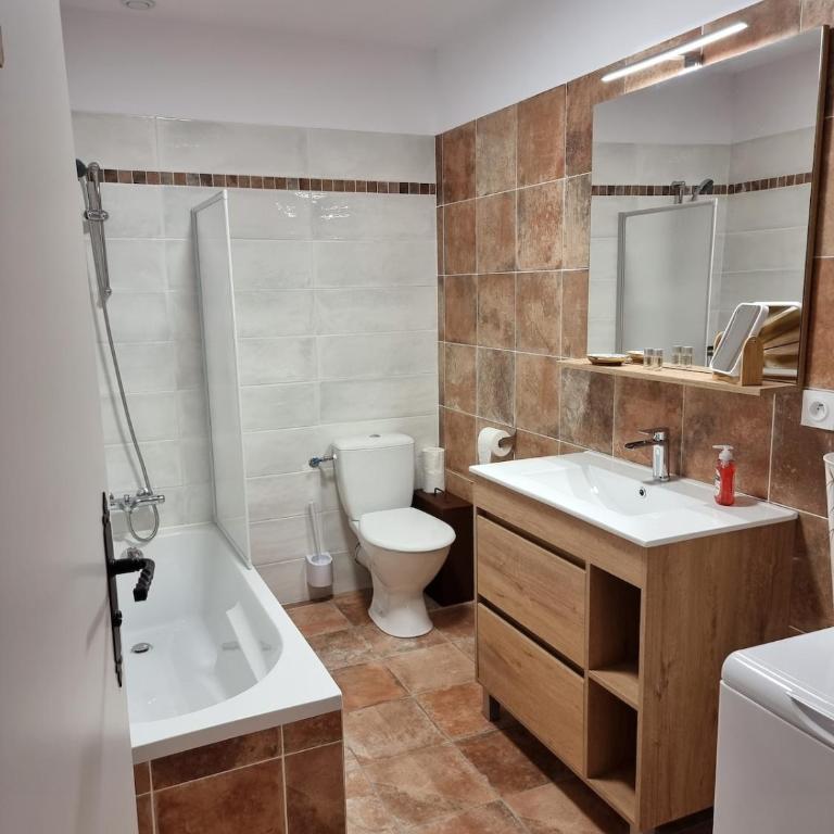 Idéal famille et amis, 2 logements en 1 maison, patio privé, parking, quartier des peintres et plages à pieds - Casa de 3 dormitorios - 29