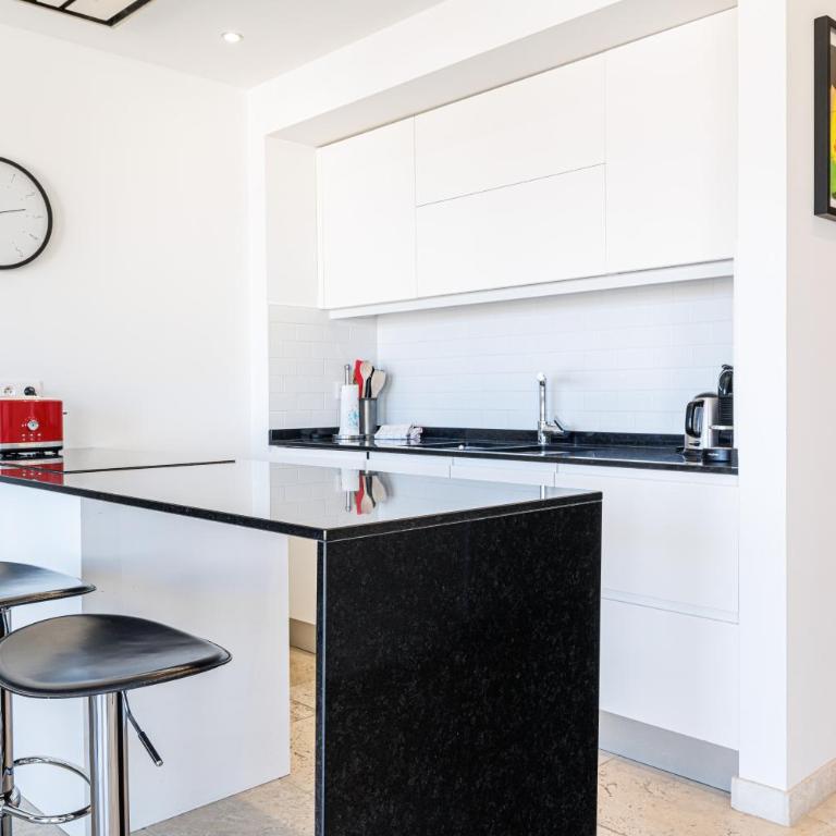 Skyline 2-bedroom flat with Epic Views - Roi Chevalier - Appartement 2 Chambres - 7