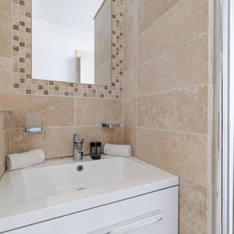 Skyline 2-bedroom flat with Epic Views - Roi Chevalier - Appartement 2 Chambres - 9