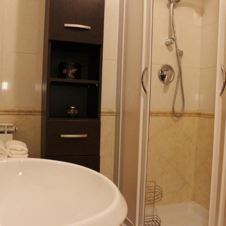 Leonardo Rome Holidays - Double Room with Private External Bathroom - 9