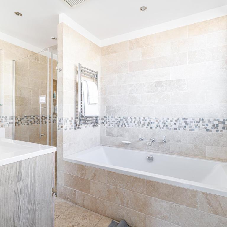 Skyline 2-bedroom flat with Epic Views - Roi Chevalier - Appartement 2 Chambres - 32
