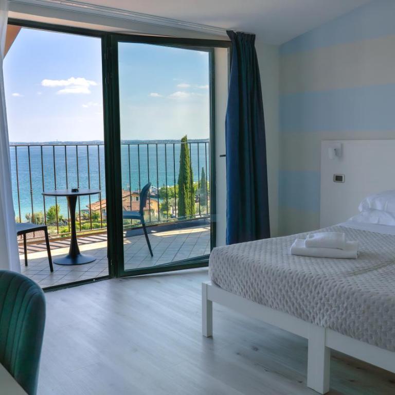 AHG Riva Del Sole Wellness Hotel - Adults Only - Camera Deluxe Matrimoniale/Doppia con Letti Singoli con Vista Lago - 1
